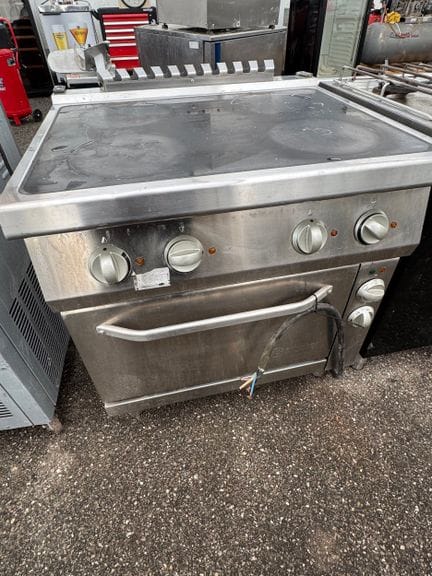 BARTSCHER Piano de cuisson 4 foyers vitrocéramique, 1 four Dim : 90 x 80 x 70cm - 380v