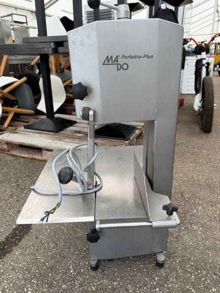 Scie à ruban de boucherie de marque MADO modèle MBK 649, année 2007, 380v