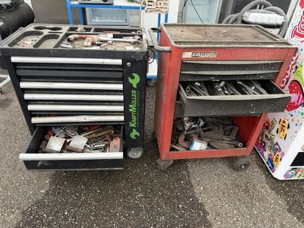 Lot de 2 servantes garnies d'outils divers