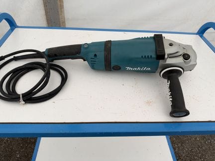 Disqueuse électrique filaire de marque MAKITA modèle : GA9030R, 2400W