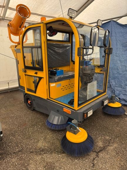 Balayeuse électrique à cabine avec chargeur 48v, modèle Road Sweeper 1900D, 2800W, 900kg, état neuf, année 2023