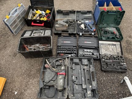 Lot d'outils et d'accessoires divers compenant : un perforateur BOSCH, un décapeur thermique DEXTER, une ponceuse SKILL,