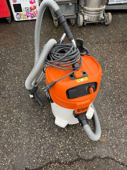 Aspirateur à eau de marque STIHL modèle SE 122E