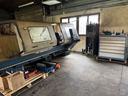 Un ancien tour numérique de marque TUR année 2000 avec son outillage et ses mors. Vente sur désignation, visite sur RDV.