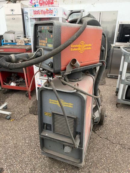 Poste à souder MIG/MAG de marque CASTOLIN EUTECTIC modèle MIG PULSE 4000 DP, monté sur chariot mobile