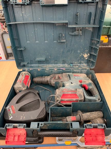 Perforateur électrique sans fils de marque BOSCH modèle GBH 36 VF-LI, avec 2 batteries et 1 chargeur dans son coffret