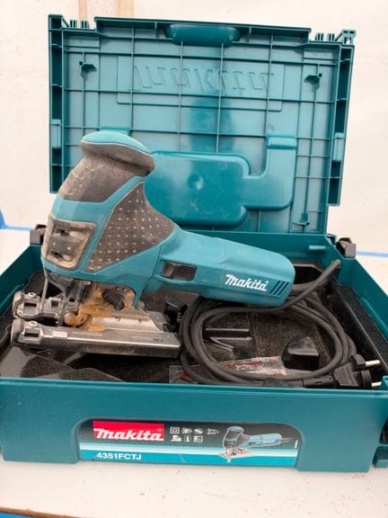 Scie sauteuse électrique filaire de marque MAKITA modele : 4351FCTJ