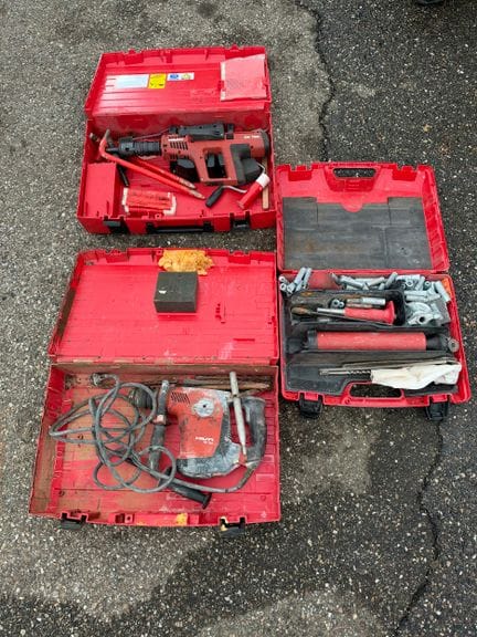 Lot de 3 coffrets d'outils de marque HILTI comprenant : un cloueur modèle DX 750, un perforateur électrique filaire modè