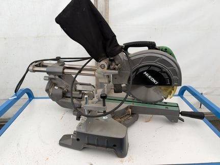 Scie radiale à onglet électrique flaire de marque HIKOKI modèle : C 8FSE, 1050w