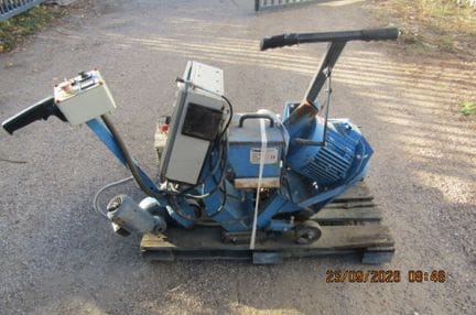 1 grenailleuse BLASTRAC, modèle 1.8DPS55V, N° série 885.10280 de 1997 - avec balai à aimant, MOTEUR DEMARRE.