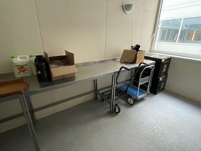 3 stainless steel tables
2 trolleys