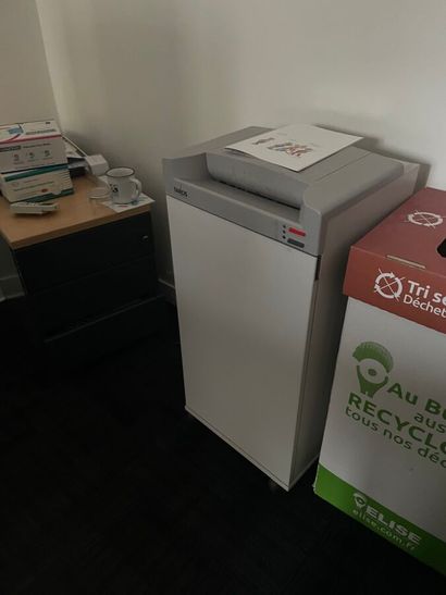1 TAROS paper shredder
1 EBA paper shred...