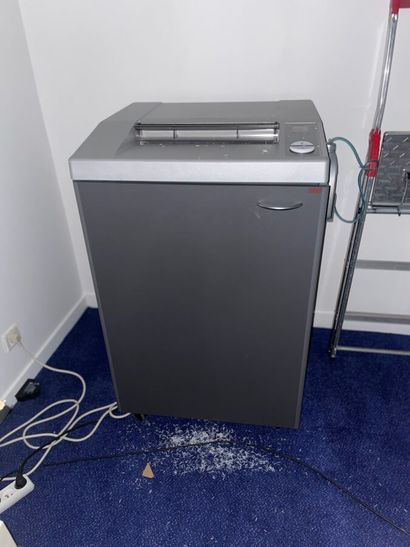 1 TAROS paper shredder
1 EBA paper shred...