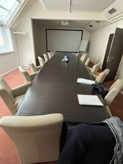1 table
16 armchairs
1 desert
1 paper board
2...