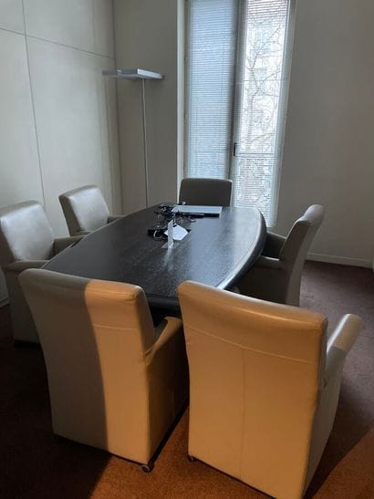 1 table 
6 fawn leather armchairs on castors
1...