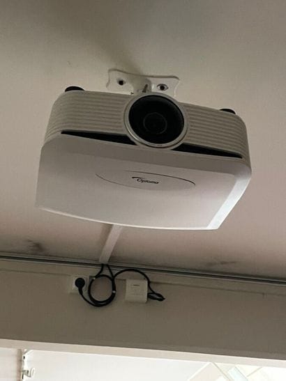 3 OPTIMA overhead projectors
1 LIFESIZE ...