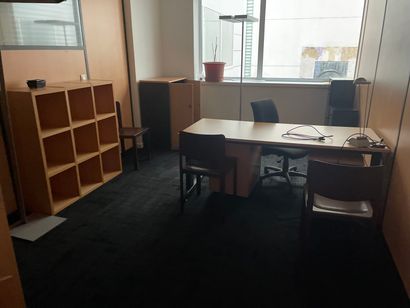 Lot of desks in the entresols:
1 12-seat...