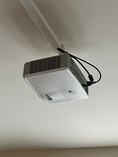 3 OPTIMA overhead projectors
1 LIFESIZE ...