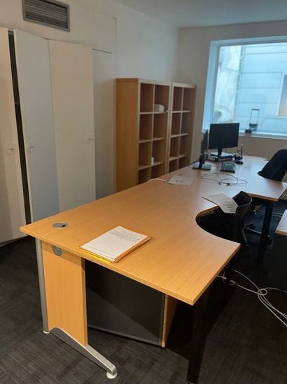Lot of desks in the entresols:
1 12-seat...
