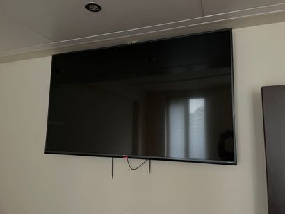 1 TV PHILIPS - Width: 124 cm
