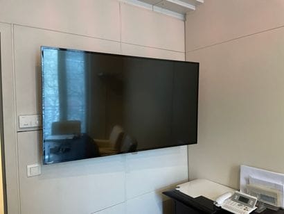 1 TV PHILIPS - Width: 124 cm