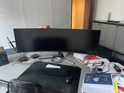 3 SAMSUNG panoramic monitors