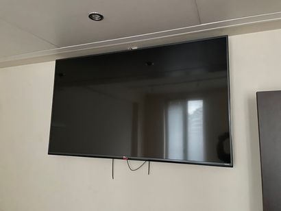 1 T.V. LG - Width: 146 cm