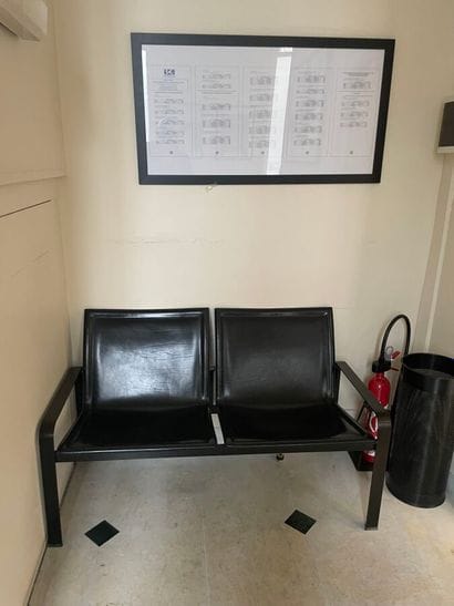 4 two-seater benches in black leather
3 metal...