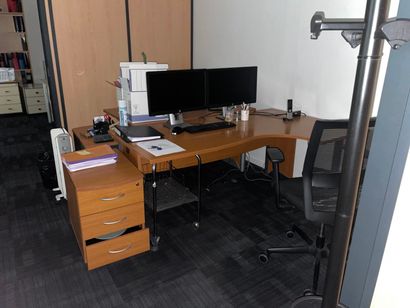 Lot of desks in the entresols:
1 12-seat...