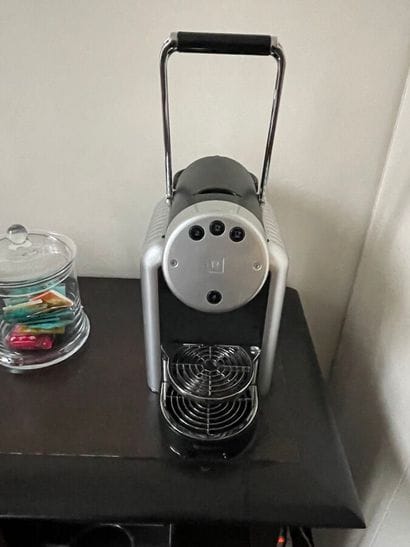 1 NESPRESSO coffee machine