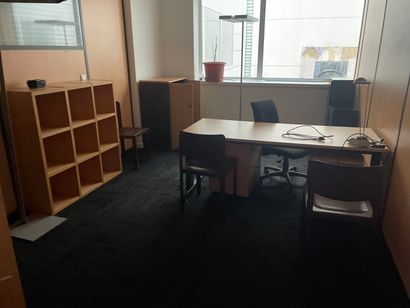 Lot of desks in the entresols:
1 12-seat...