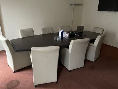1 table
8 fawn leather armchairs on castors
1...