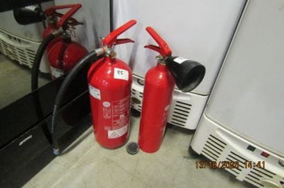1 extincteur 2kg CO2 + 1 extincteur 6L.
