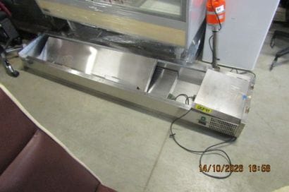 1 meuble réfrigéré en inox type saladette...