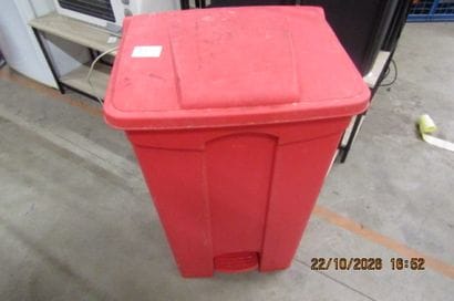 1 poubelle à pédale rouge