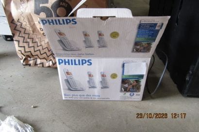 2 téléphones sans fil.