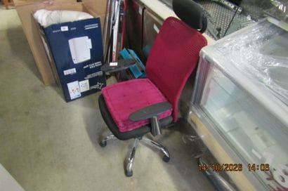 1 chaise de bureau.