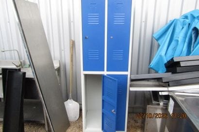 1 armoire vestiaire à 4 casiers.