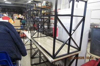 3 tables mi-hautes avec 11 tabourets dessus...