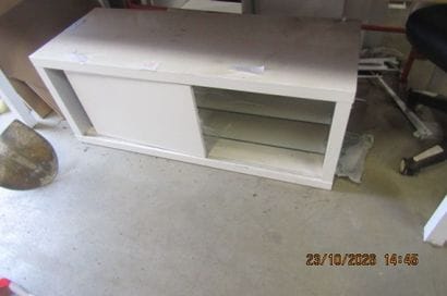 1 meuble bois laqué blanc.