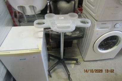 1 servante en plastique sur roulettes.