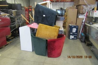 4 petits fauteuils bas avec assise en tissu...