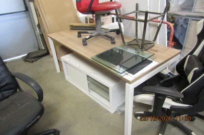 1 bureau stratifié bois clair avec fauteuil...