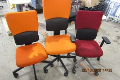 2 chaises en tissu orange + 1 chaise en tissu...