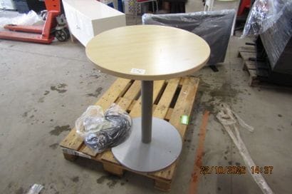 1 petite desserte ronde en stratifié.