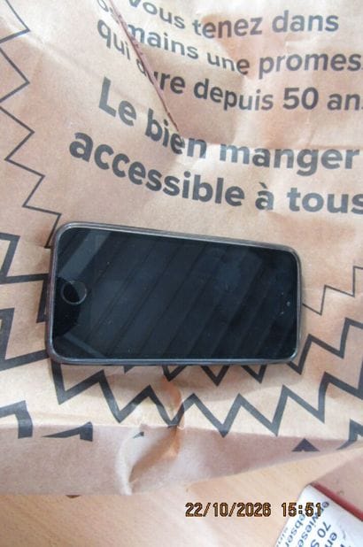 1 téléphone iPhone 5 S.