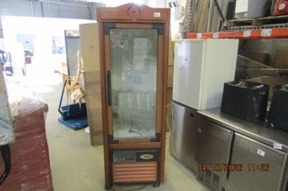 1 vitrine réfrigérée verticale à porte vitrée...