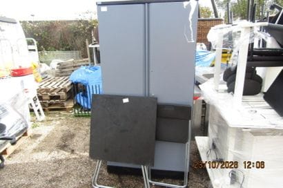 1 armoire métallique + 1 table et 1 chai...