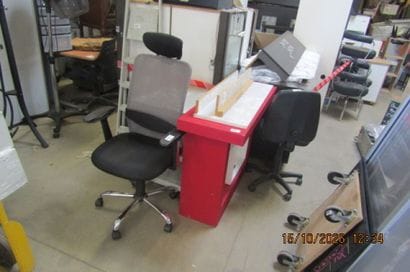 1 petit meuble comptoir en bois rouge + 1...