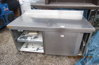 1 meuble réfrigéré en inox à 2 portes.